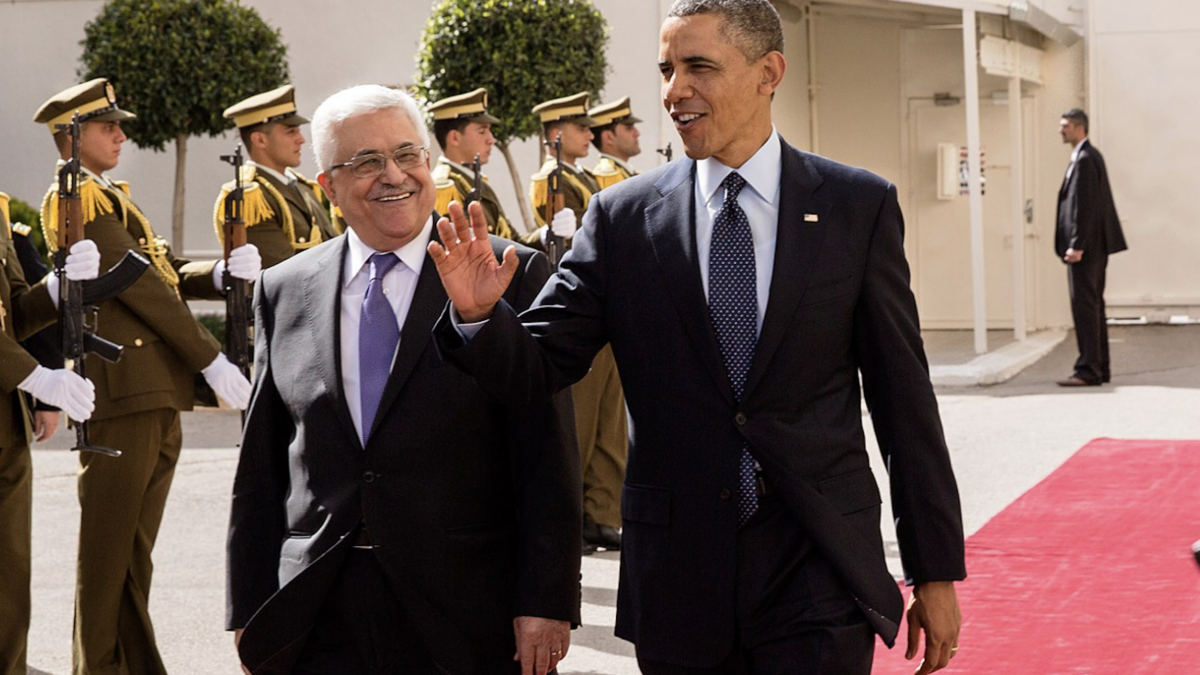 President Barack Obama walks with President Mahmoud Abbas of the Palestinian Authority